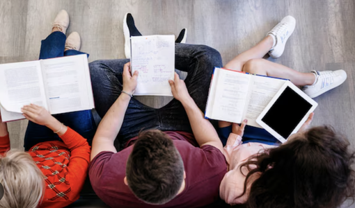 Adolescenti: in Piemonte leggono di più e visitano musei, ma vanno meno a teatro e ai concerti