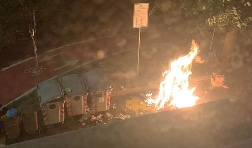 Vandali danno fuoco ai cassonetti della raccolta rifiuti a Moncalieri
