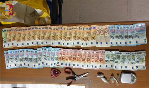 Prova a fuggire, lanciando i soldi dalla finestra: denunciato