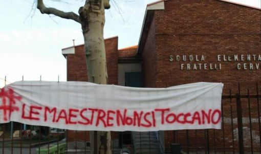 Insegnanti col diploma, proteste e striscioni alla Cervi di Collegno: "Le maestre non si toccano" Insegnanti col diploma, proteste e striscioni alla Cervi di Collegno: "Le maestre non si toccano"