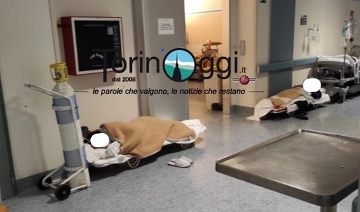 Troppi ricoveri: all'ospedale di Rivoli finiscono le barelle, pazienti sistemati per terra [FOTO E VIDEO]