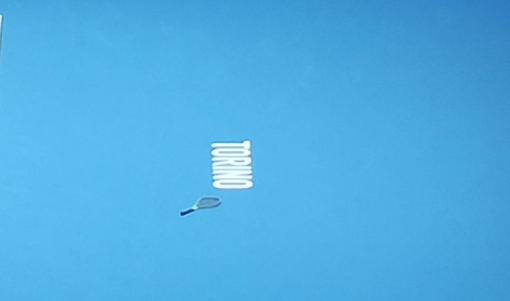 racchetta da tennis vicino alla scritta Torino