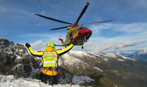 Val di Susa, finisce sotto una cascata: escursionista salvato dal soccorso alpino Val di Susa, finisce sotto una cascata: escursionista salvato dal soccorso alpino