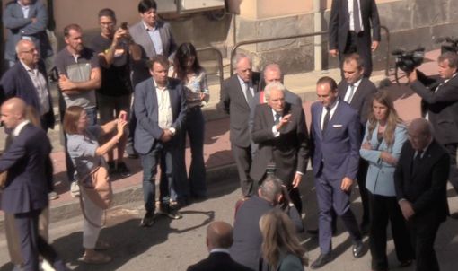 Sergio Mattarella a Brandizzo: il presidente della Repubblica omaggia gli operai caduti con un mazzo di fiori [FOTO e VIDEO]