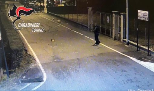 Bimbi feriti da petardi inesplosi a Nole, denunciato un operaio di 38 anni Bimbi feriti da petardi inesplosi a Nole, denunciato un operaio di 38 anni