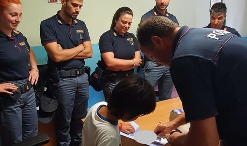 I poliziotti di Bardonecchia ricomprano a un bambino il giocattolo che gli era stato rubato