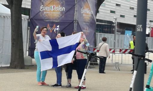 Telecamere, miss da concorso e le ultras dei Rasmus: si scalda il clima da Eurovision (ed è subito Torino 2006) Telecamere, miss da concorso e le ultras dei Rasmus: si scalda il clima da Eurovision (ed è subito Torino 2006)