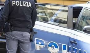 Giovane pusher arrestato aggredisce i poliziotti: uno resta ferito alla mano Giovane pusher arrestato aggredisce i poliziotti: uno resta ferito alla mano