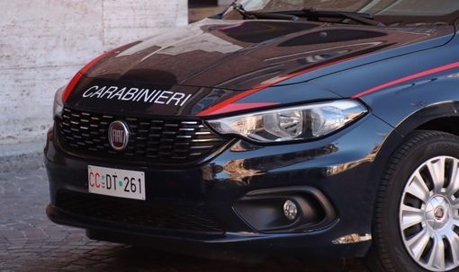 Sta per darsi fuoco, un carabiniere lo salva ma si ferisce: per lui prognosi di 30 giorni