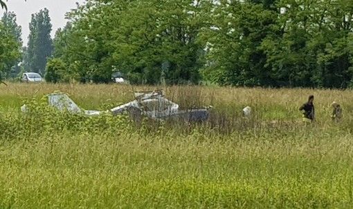 Aereo ultraleggero cade tra Cigliano e Rondissone: due feriti Aereo ultraleggero cade tra Cigliano e Rondissone: due feriti