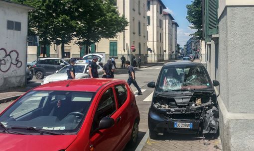 Rischia la vita per una telefonata sbagliata: il rivale in amore cerca di ucciderlo investendolo con una Smart Rischia la vita per una telefonata sbagliata: il rivale in amore cerca di ucciderlo investendolo con una Smart