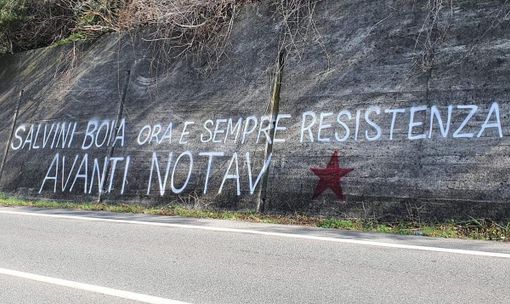 scritta su un muro contro Salvini