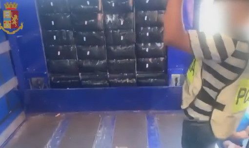 Sequestro di 350 kg di hashish a Milano, il Tir arrivava dalla Spagna ed era diretto a Torino Sequestro di 350 kg di hashish a Milano, il Tir arrivava dalla Spagna ed era diretto a Torino