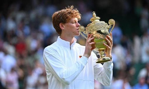 Jannik Sinner bacia la coppa, dopo il trionfo a Wimbeldon