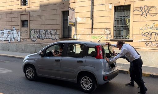 Auto si blocca in strada, Cirio si improvvisa “soccorritore” e aiuta a spingerla di lato Auto si blocca in strada, Cirio si improvvisa “soccorritore” e aiuta a spingerla di lato