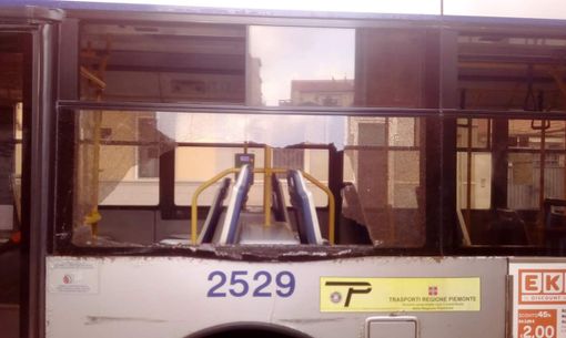 Scoppia il vetro di un bus: paura sulla linea 13