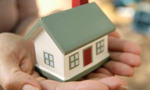 modellino di casa tenuto su un palmo di mano modellino di casa tenuto su un palmo di mano