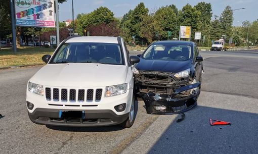 Scontro tra due auto in corso Orbassano angolo corso Tazzoli Scontro tra due auto in corso Orbassano angolo corso Tazzoli
