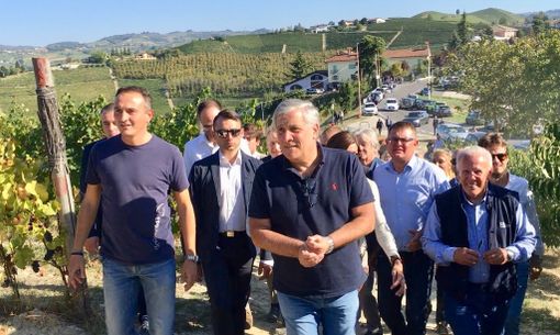 Tajani e Cirio per la vendemmia in Piemonte: "Potenziamo i voucher nell'agricoltura"