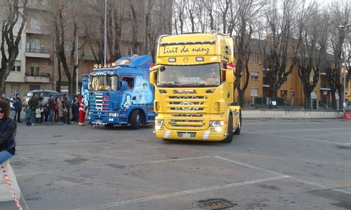 A Chivasso Babbo Natale arriva in camion, per i terremotati del Centro Italia A Chivasso Babbo Natale arriva in camion, per i terremotati del Centro Italia