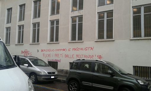 Imbrattati i muri dell'Oratorio Santa Giulia: parole offensive contro Papa Francesco