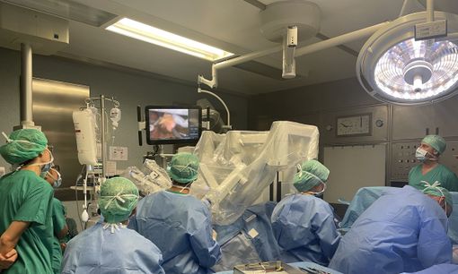 equipe di medici che operano