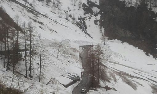 Al Colle delle Finestre dieci slavine rallentano i lavori per la riapertura della strada provinciale 172 in vista del Giro d’Italia