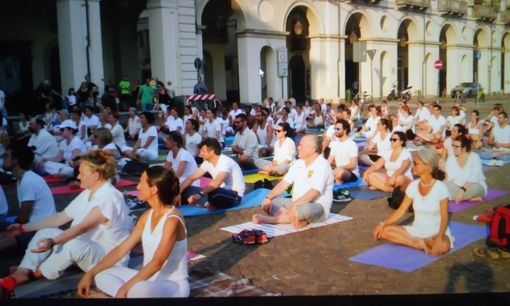 Giornata dello yoga a Torino, &quot;meditazione&quot; in piazza Castello con il centro Krishna Lila