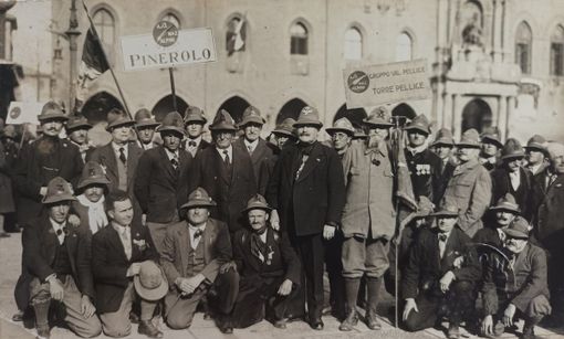 Al centro il generale Morero e inginocchiato con il cappello Godino, i due fondatori degli Alpini di Bricherasio Al centro il generale Morero e inginocchiato con il cappello Godino, i due fondatori degli Alpini di Bricherasio