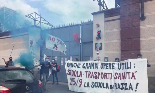 “Scuola, sanità e trasporti le uniche grandi opere utili”: gli studenti in piazza, protesta davanti alla sede Telt “Scuola, sanità e trasporti le uniche grandi opere utili”: gli studenti in piazza, protesta davanti alla sede Telt