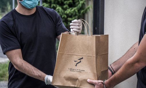 In foto un momento della consegna del servizio di delivery In foto un momento della consegna del servizio di delivery