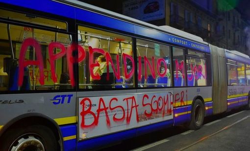 Bus imbrattato contro Appendino