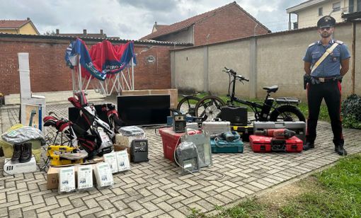 Un carabiniere con la merce rubata Un carabiniere con la merce rubata