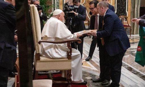 Papa Bergoglio riceve alcuni omaggi da parte del presidente della Federazione Nazionale Italia-Cina, Paolo Hu Shaogang e dell’avvocato Carlo Olmo (Copyright © Marco Lussuoso)