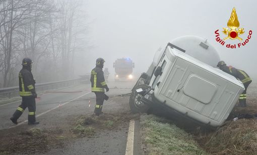 Carignano, incidente per una cisterna carica di gpl: 6.000 litri da travasare e strada chiusa per quasi 10 ore [FOTO]