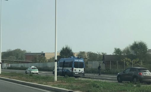 camionetta della polizia durante un blitz camionetta della polizia durante un blitz