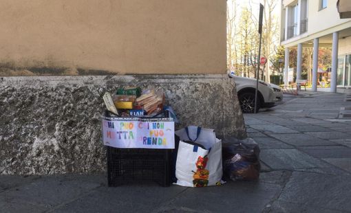 Moncalieri, distrugge la cassetta degli aiuti alimentari. I volontari la riaggiustano Moncalieri, distrugge la cassetta degli aiuti alimentari. I volontari la riaggiustano