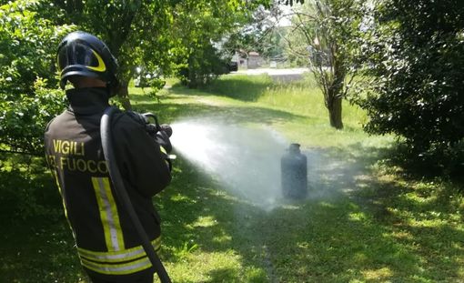 Una bombola in fiamme allarma i pompieri: in corso delicato intervento ad Almese Una bombola in fiamme allarma i pompieri: in corso delicato intervento ad Almese