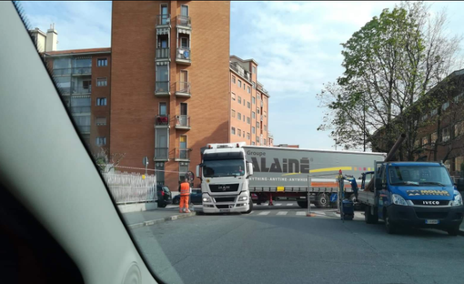 Allarme tir dei residenti di Torino e Venaria: &quot;Vietate il transito ai mezzi pesanti&quot;
