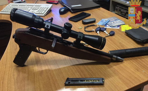 Ivrea, nascondono in auto un mitra artigianale: de arrestati