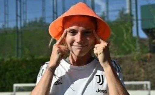 calciatrice in maglia bianconera con occhi a mandorla e conetto in testa