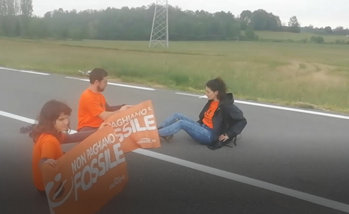protesta ambientalisti in mezzo alla strada