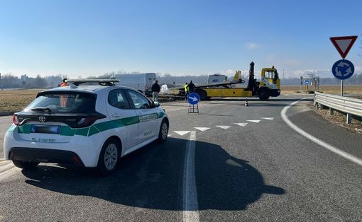 La vettura della Polizia Locale intervenuta sul luogo dell'incidente
