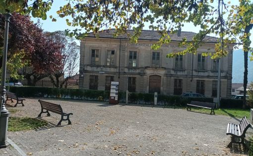La piazza dove verrà dipinta di giallo una panchina La piazza dove verrà dipinta di giallo una panchina