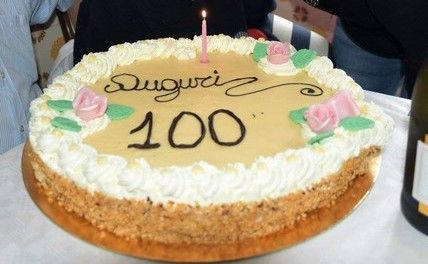 Una grande torta di auguri per i 100 anni Una grande torta di auguri per i 100 anni
