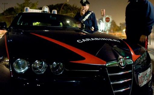 Aggrediscono un quarantenne a calci e pugni per pochi spiccioli: arrestati dai carabinieri