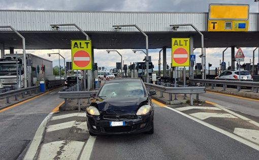 Tangenziale, tamponamento tra due veicoli alla barriera "Trofarello": 5 feriti Tangenziale, tamponamento tra due veicoli alla barriera "Trofarello": 5 feriti