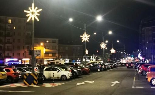 Dopo dieci anni tornano le luci di Natale in piazza Bengasi Dopo dieci anni tornano le luci di Natale in piazza Bengasi