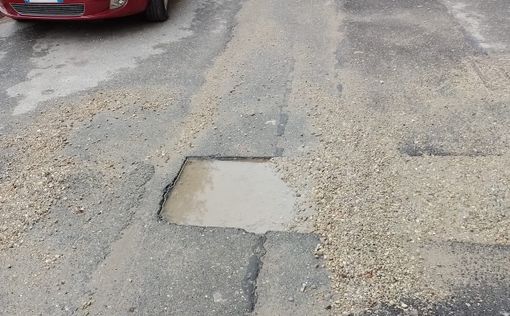 Il manto stradale rovinato provoca danni anche alle persone, non solo alle auto Il manto stradale rovinato provoca danni anche alle persone, non solo alle auto