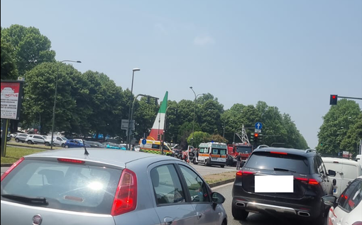 Scontro tra un mezzo dei pompieri e un’auto in corso Regina: donna rimane incastrata